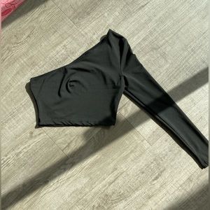 ONE SLEEVE OFF THE SHOULDER CROP TOP